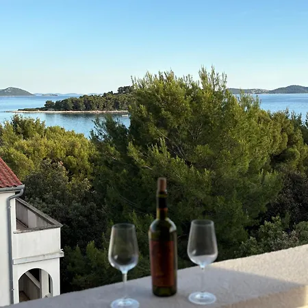 Seaview Ira Apartament *
