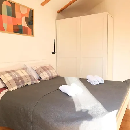 Seaview Ira Apartament